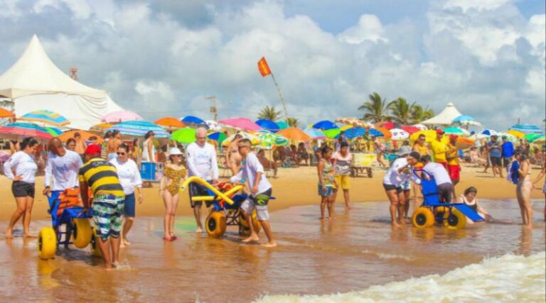 Projeto Praia Acessível vai garantir banho de mar às pessoas com deficiência em Pontal a partir do dia 6 de janeiro   		