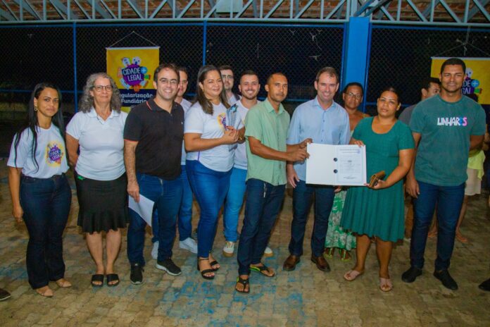 Prefeito Bruno entrega escrituras da casa própria para moradores dos bairros Santa Cruz e Shell   		