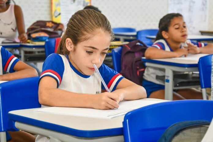 Prefeitura abre processo seletivo com mais de 100 vagas para professores, monitores de educação infantil e agentes de serviços gerais   		