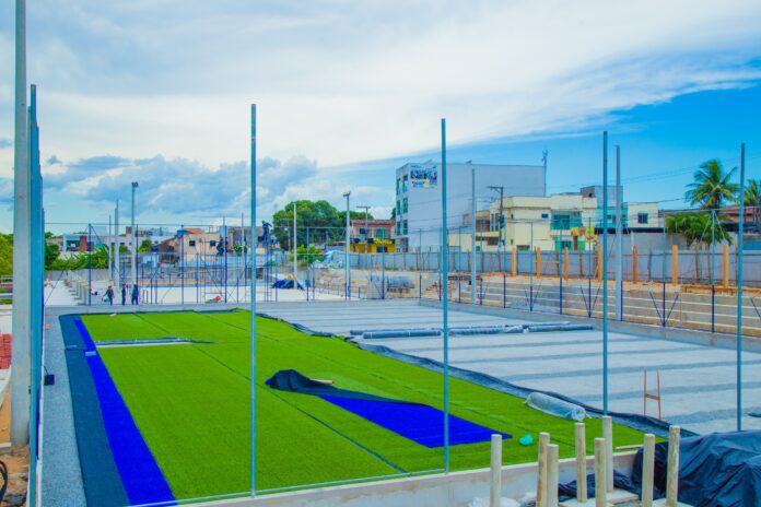 Prefeitura inicia implantação de grama sintética no campo de futebol Society do Complexo Esportivo e Cultural do Palmital   		
