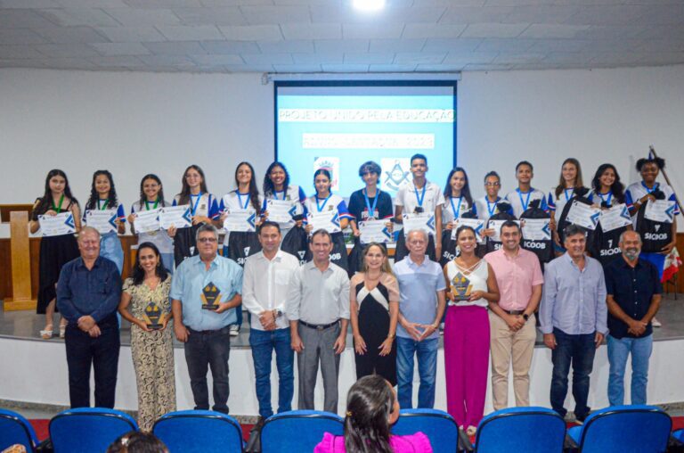 Projeto Unido pela Educação premia estudantes destaques pelo desempenho escolar na rede municipal de Linhares   		