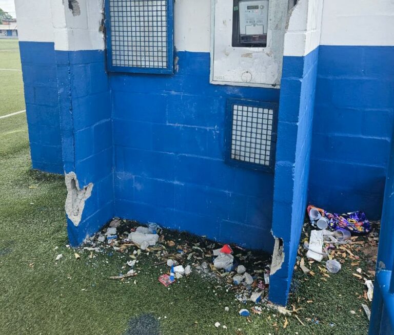 Estádio São Paulo Apóstolo, no Interlagos, é alvo de vandalismo três meses após Prefeitura entregar melhorias   		