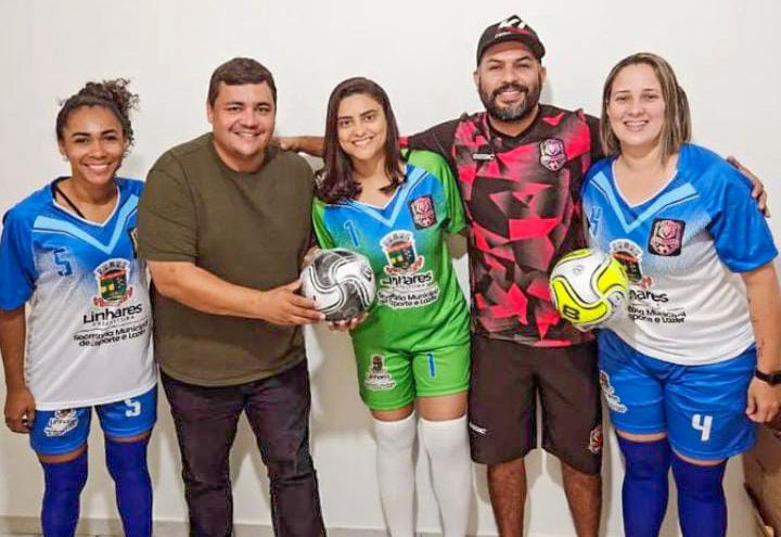 Prefeitura de Linhares entrega uniformes para as equipes vencedoras dos campeonatos amadores de futebol   		