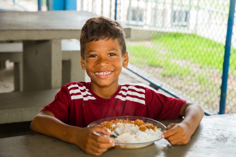 Projeto Almoço nas Férias já serviu mais de 7 mil refeições e segue até dia 31 de janeiro em Linhares   		