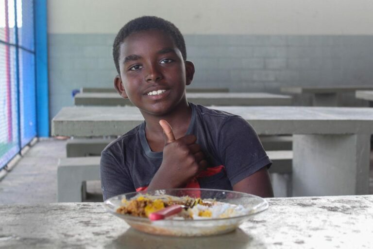 Almoço nas Férias: refeições serão servidas a partir da próxima segunda-feira (8/1) em sete escolas da Prefeitura de Linhares   		
