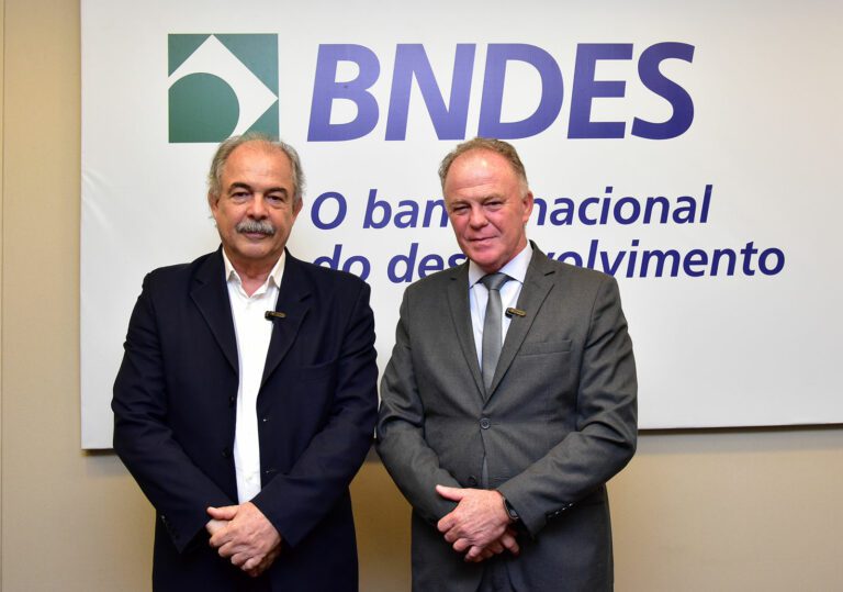 Governador do Espírito Santo discute novas linhas de financiamento com BNDES