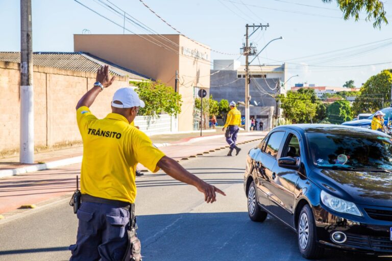 Agentes atuam na organização do trânsito do Araçá e Centro de Linhares   		