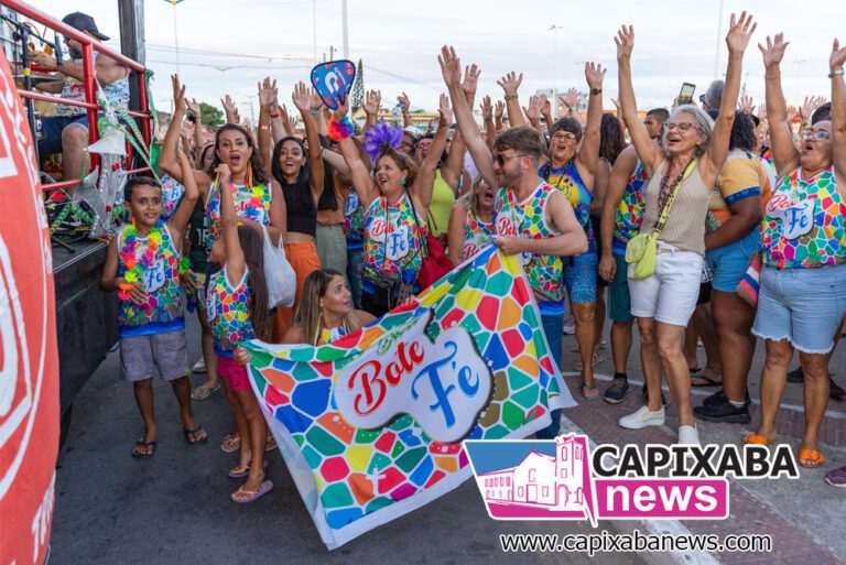 Marataízes: Bloco Bote Fé reúne milhares de pessoas na Avenida Beira-Mar