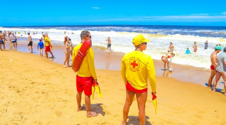 Carnaval: guarda-vidas garantem segurança de banhistas nas praias de Linhares   		