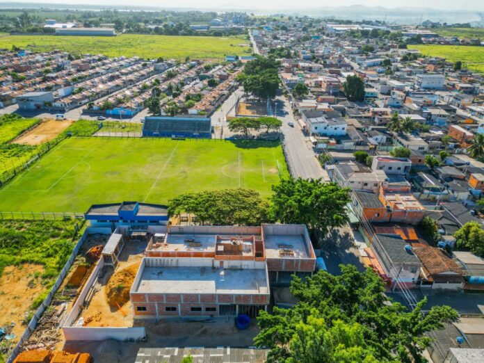 Prefeito e secretária de Saúde visitam obras da Unidade de Saúde do bairro Santa Cruz   		