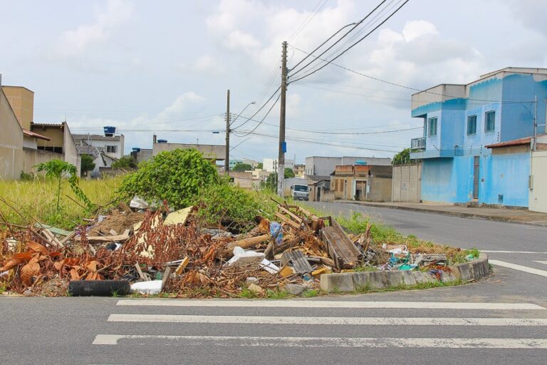 Prefeitura intensifica fiscalização de lotes e terrenos baldios e multa pode chegar a R$ 1,6 mil   		