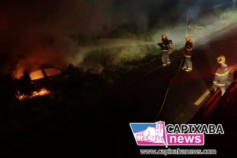 Itapemirim: carro bate em poste, pega fogo e motorista é salvo por populares