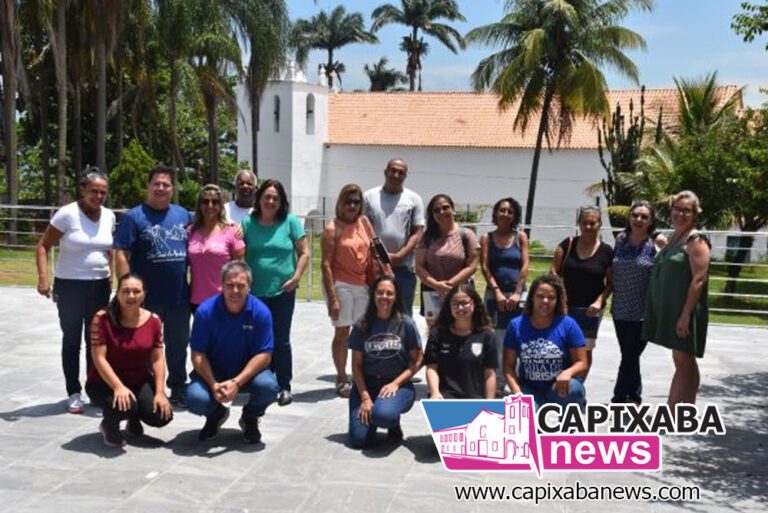 Treinamento para guias de turismo sobre jesuítas e a fundação de Anchieta