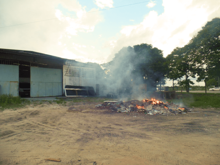 Secretaria de Meio Ambiente multa empresa que fazia a queima de resíduos próximo ao Aeroporto de Linhares   		