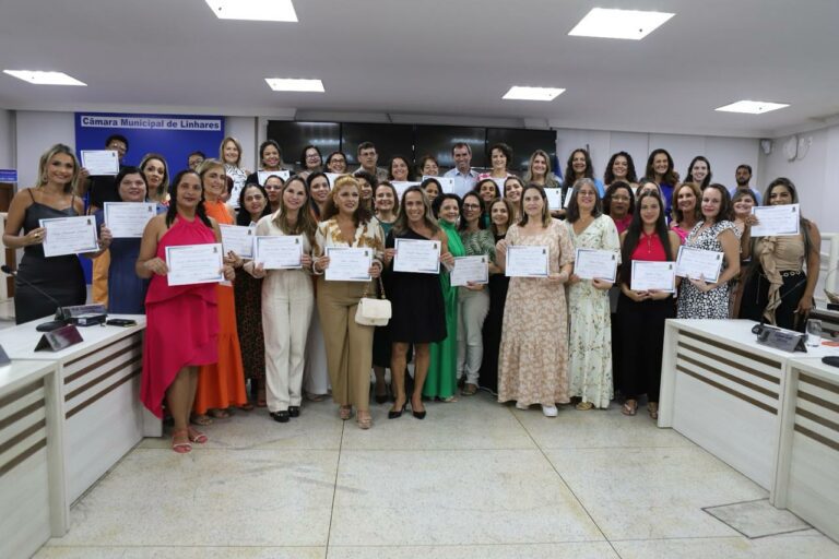 Prefeito de Linhares participa de evento em homenagem às mulheres na Câmara Municipal   		
