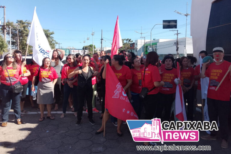 Profissionais da educação de Anchieta realizam manifestação e cobram respostas